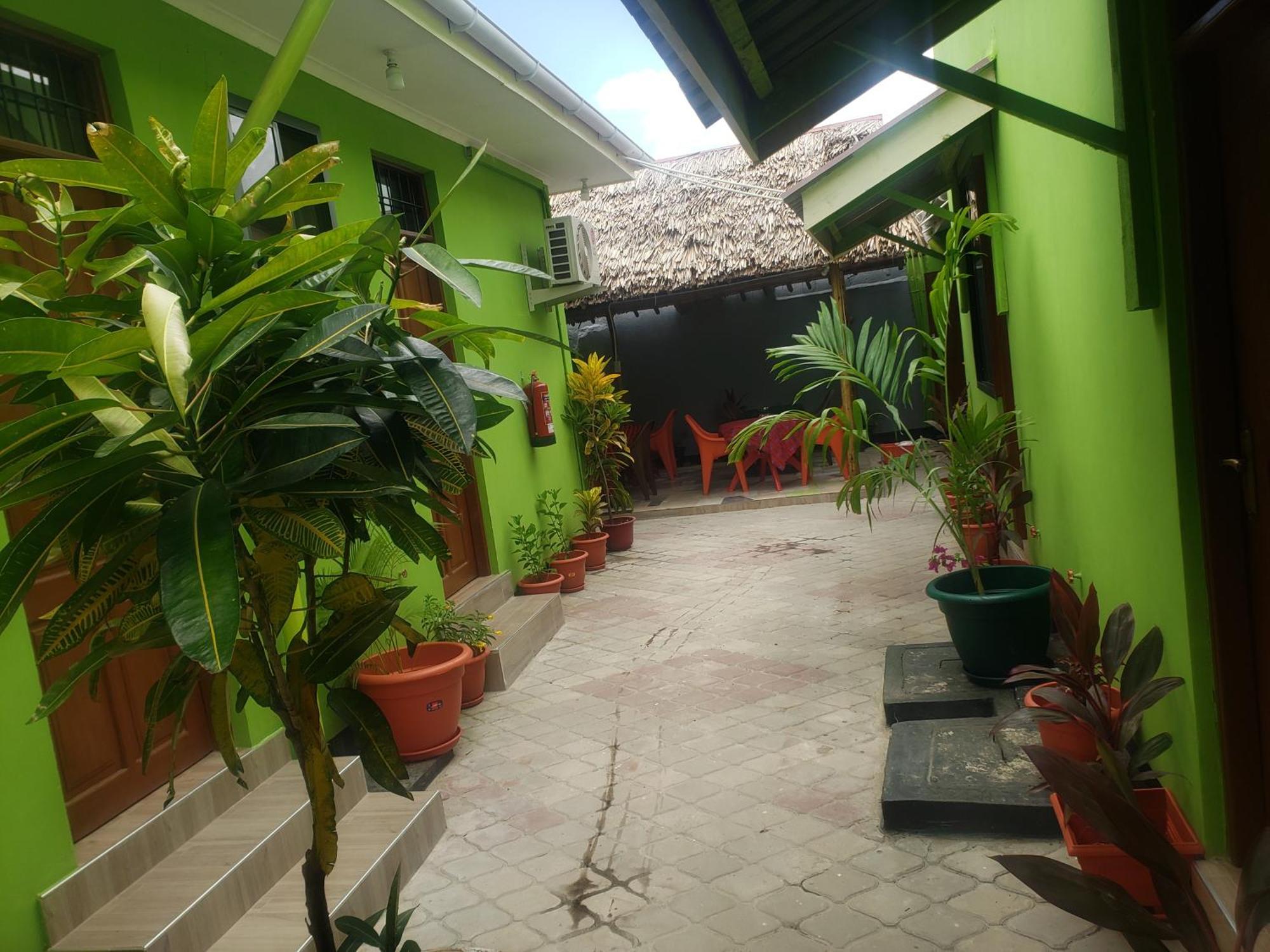L&J Modern Backpackers Bnb Darüsselam Dış mekan fotoğraf
